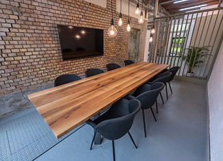 Tisch aus Massivholz