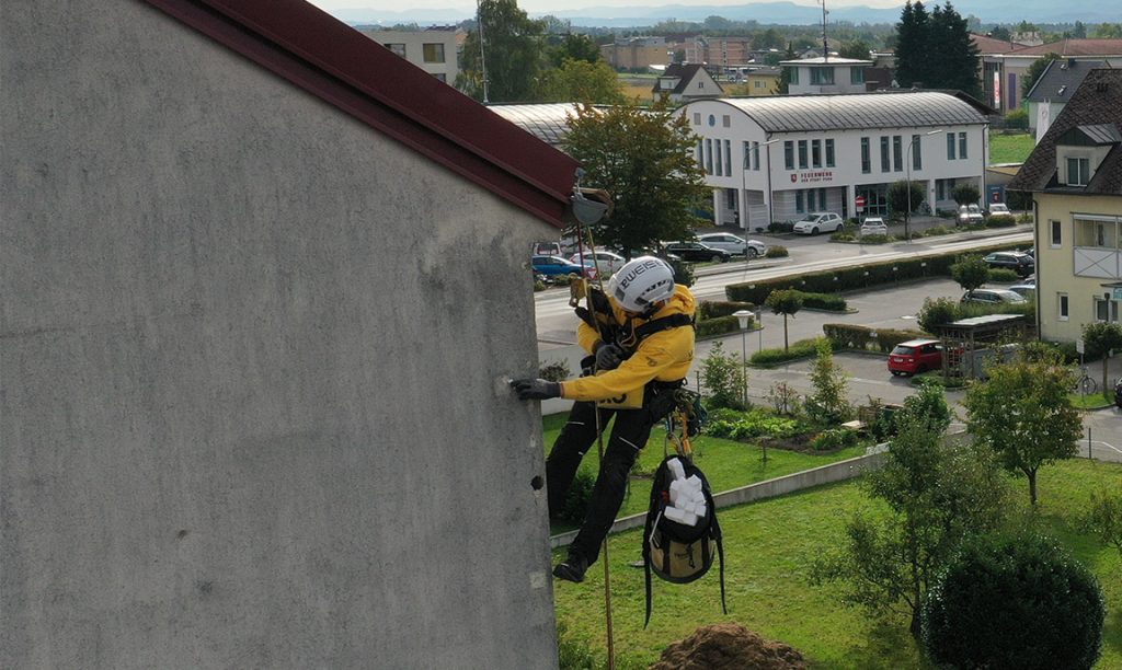 Sanierung von Spechtschäden an Fassaden