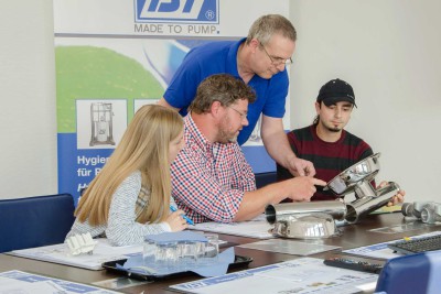 Engineering-Team bei der Produktprüfung