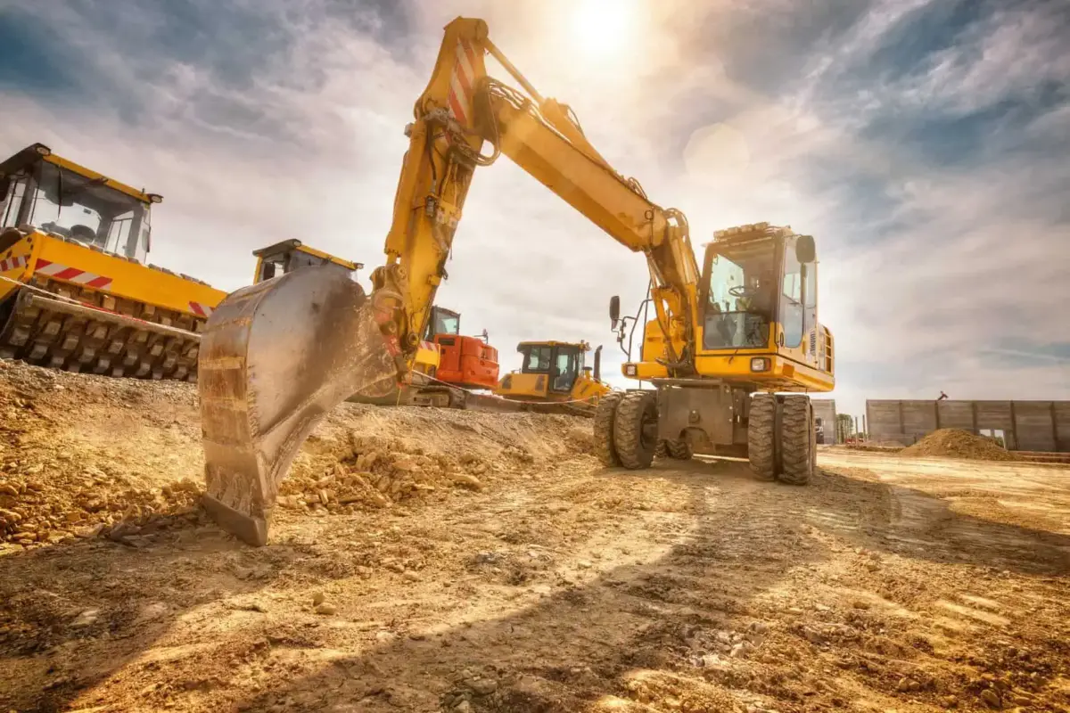 Bagger bei Erdarbeiten – typisches Einsatzfeld im Bauwesen