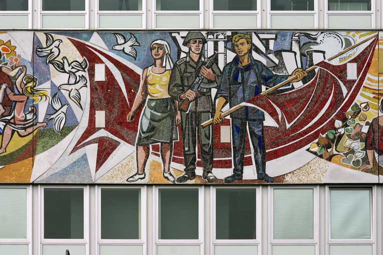 Glasstele mit Orientierungssystem