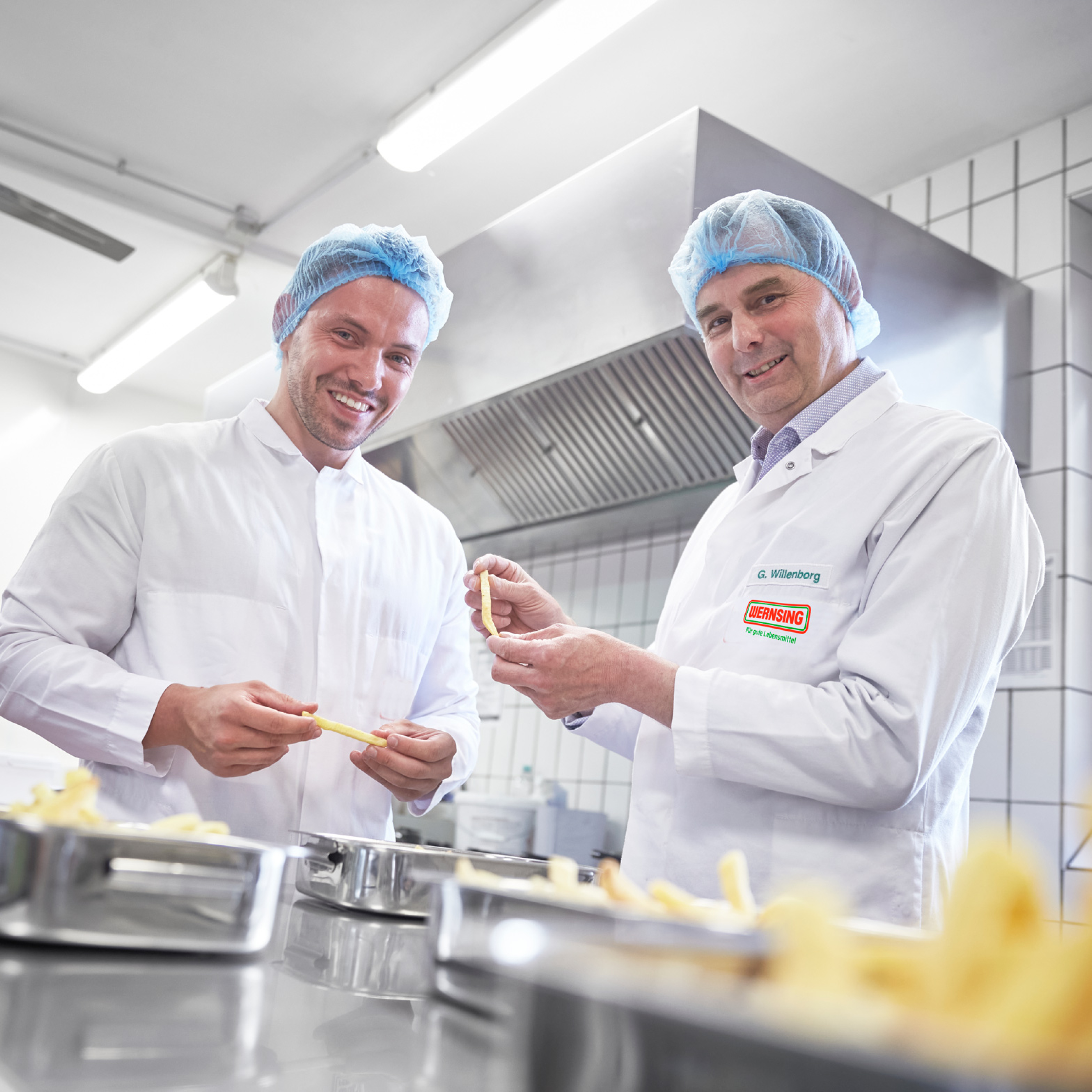 Produktionsmitarbeitende im Pommeslabor