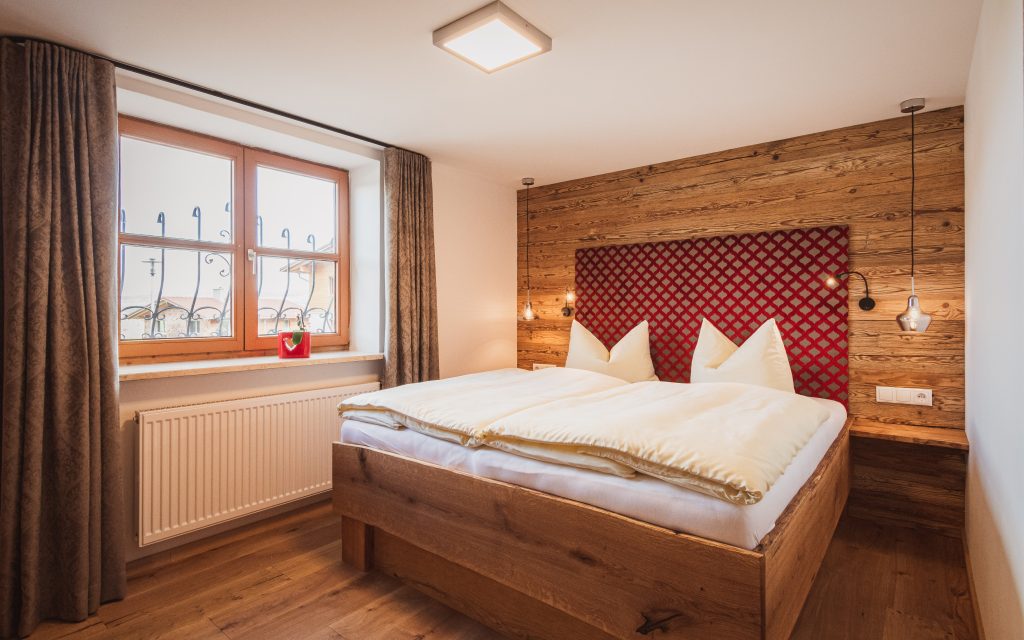 Schlafzimmer-Einbauten aus Altholz