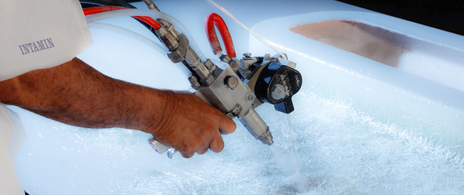 Fiberspray-Arbeit in der GFK-Fertigung