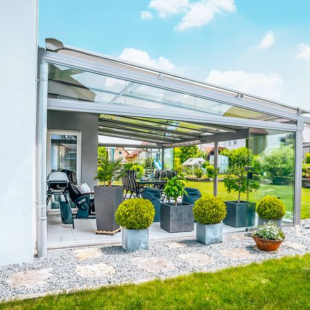 Verglaste Terrassenüberdachung mit Schiebeelementen