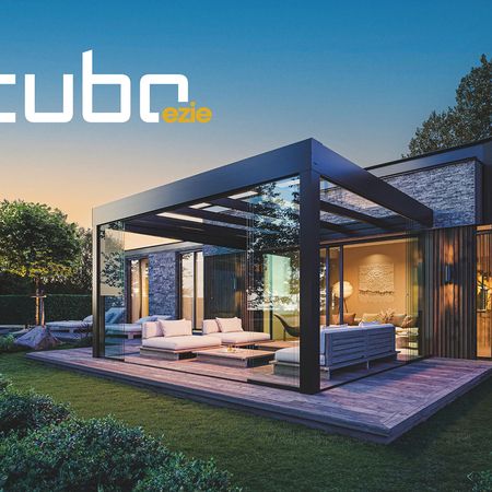 Terrassenüberdachung Cubo Ezie mit Glaswänden und Lounge-Ecke