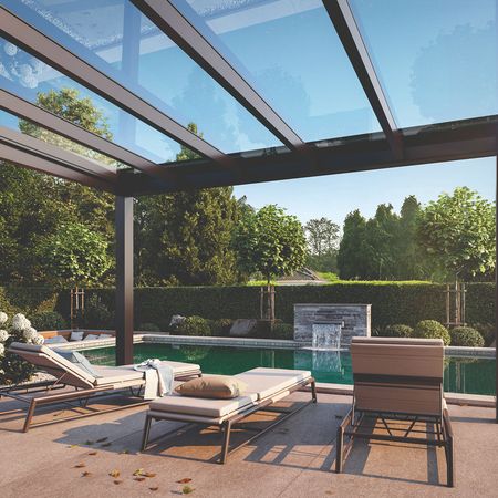 Terrassenüberdachung aus Glas über einem Pool