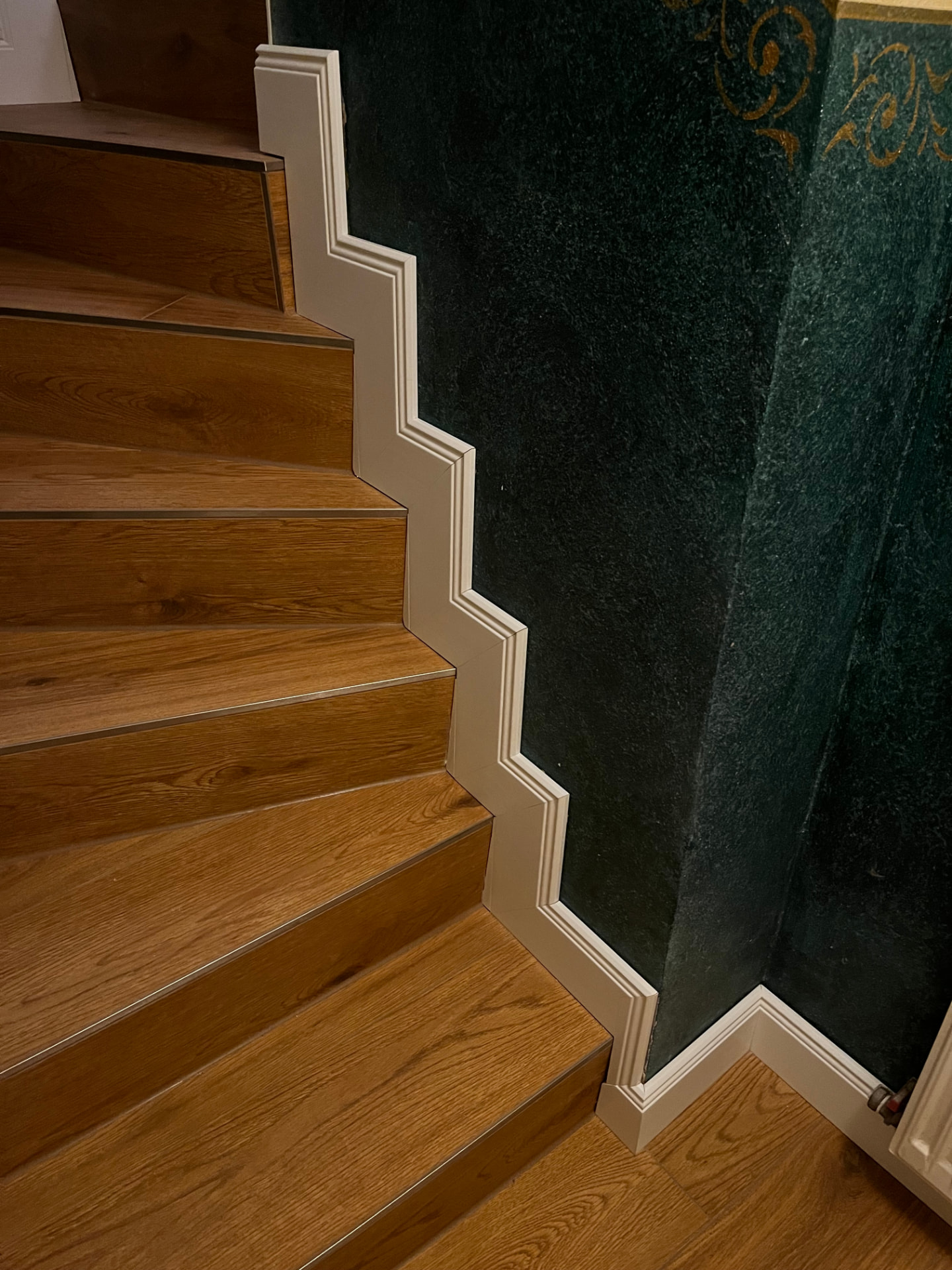 Treppe mit Sockelleisten nach Maß