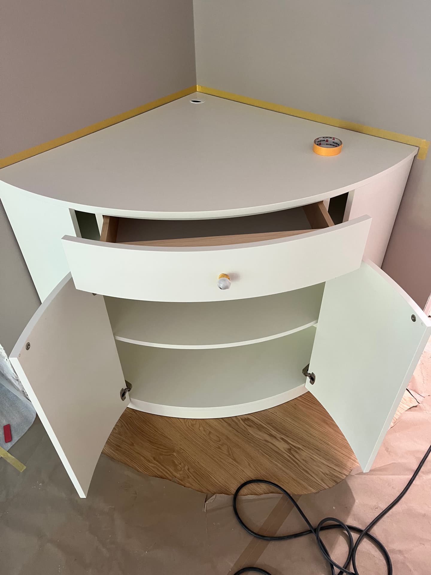 Eckschrank mit gebogener Front