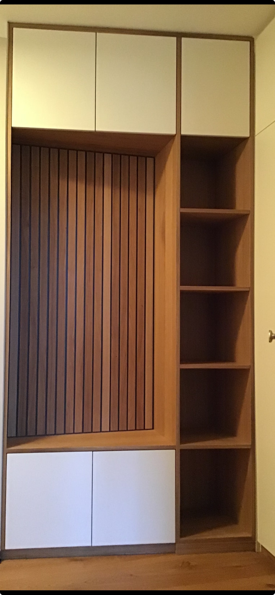 Garderobenschrank mit Lamellenwand