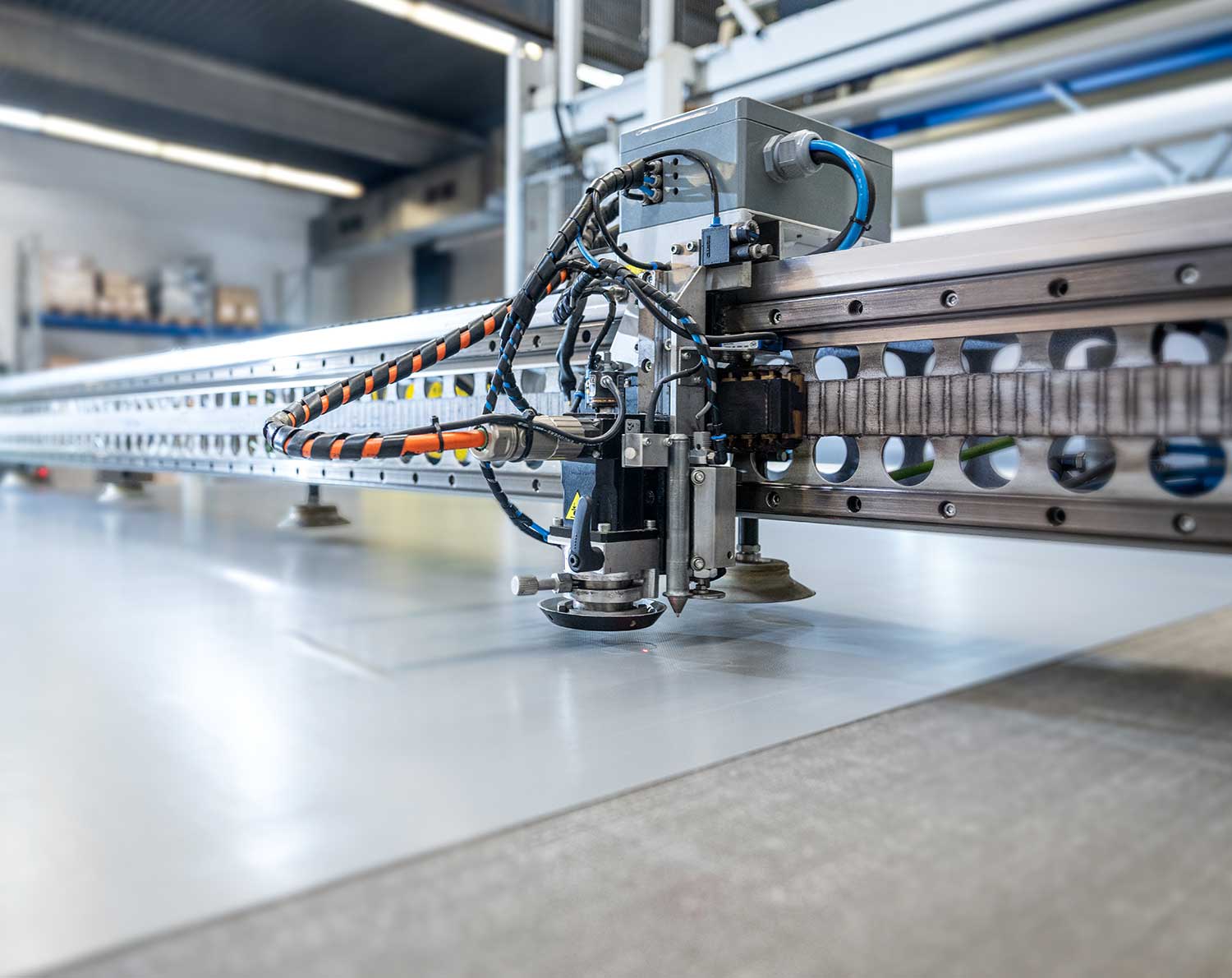 Automated cutting of tarpaulin material at the Neu-Ulm plant