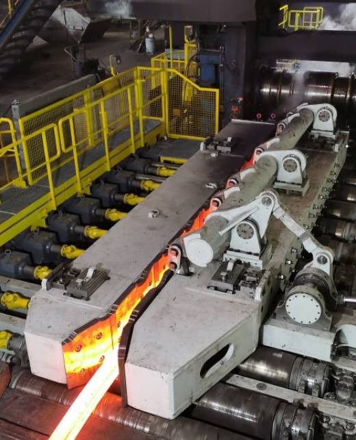 Warmrollgang mit glühendem Metallstrang in der Walzstraße