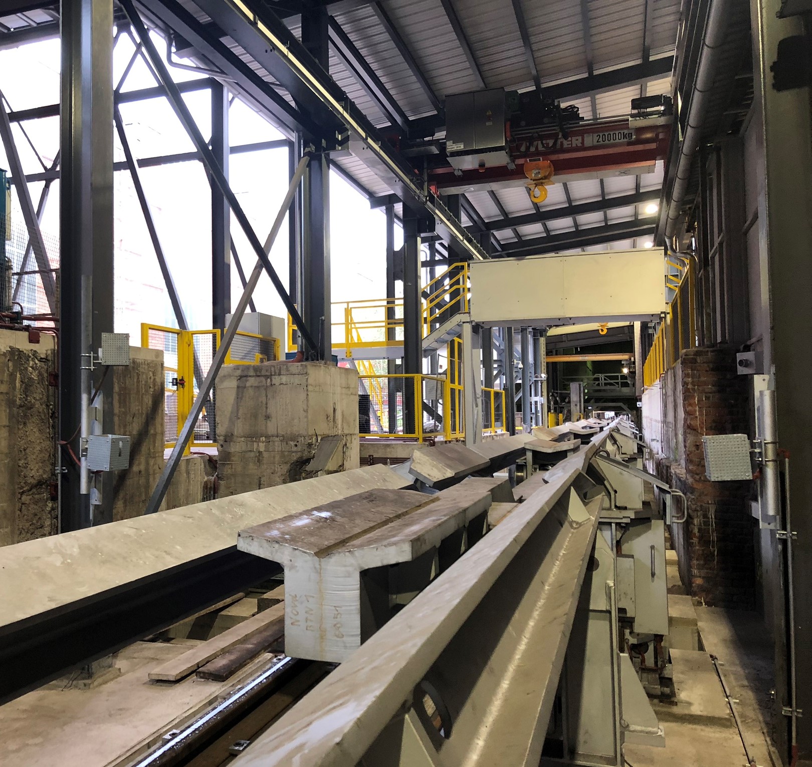 Förderanlage mit Schienen und industrieller Ausrüstung