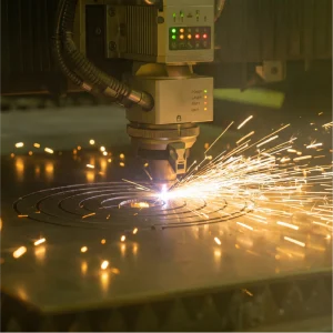 Fiber-Laser schneidet Blechtafel