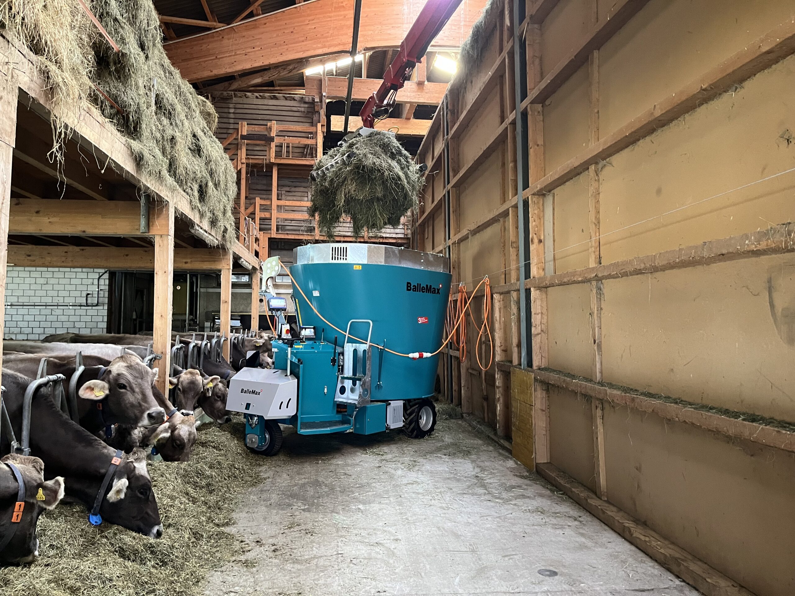 Befüllen des Mischwagens auf dem Betrieb
