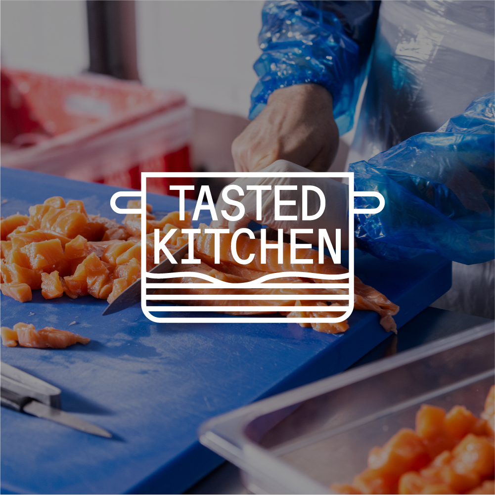 Produktion: Lachszubereitung in der Küche