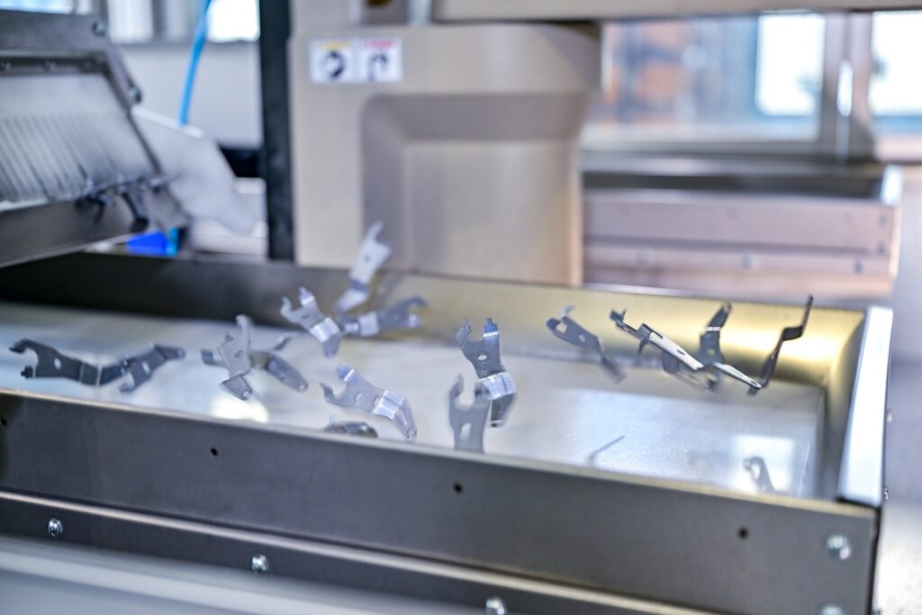 Automatisch zugeführte Metallteile