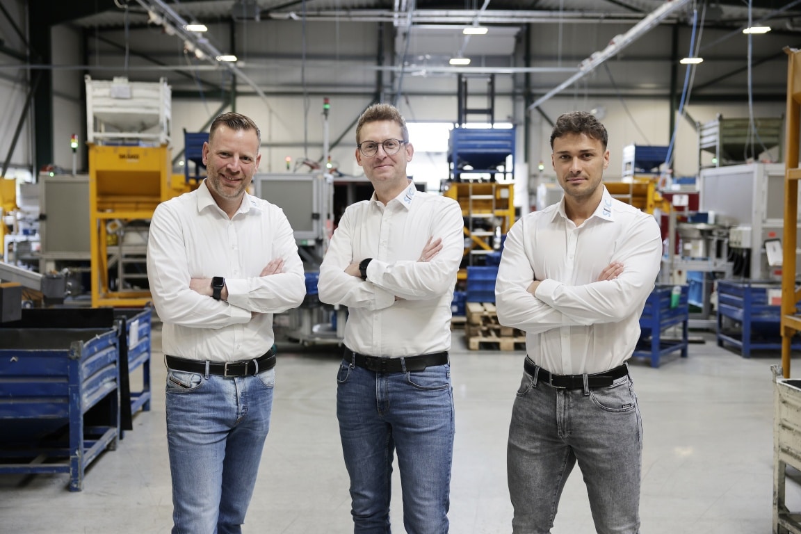 Geschäftsführung in der Produktionshalle