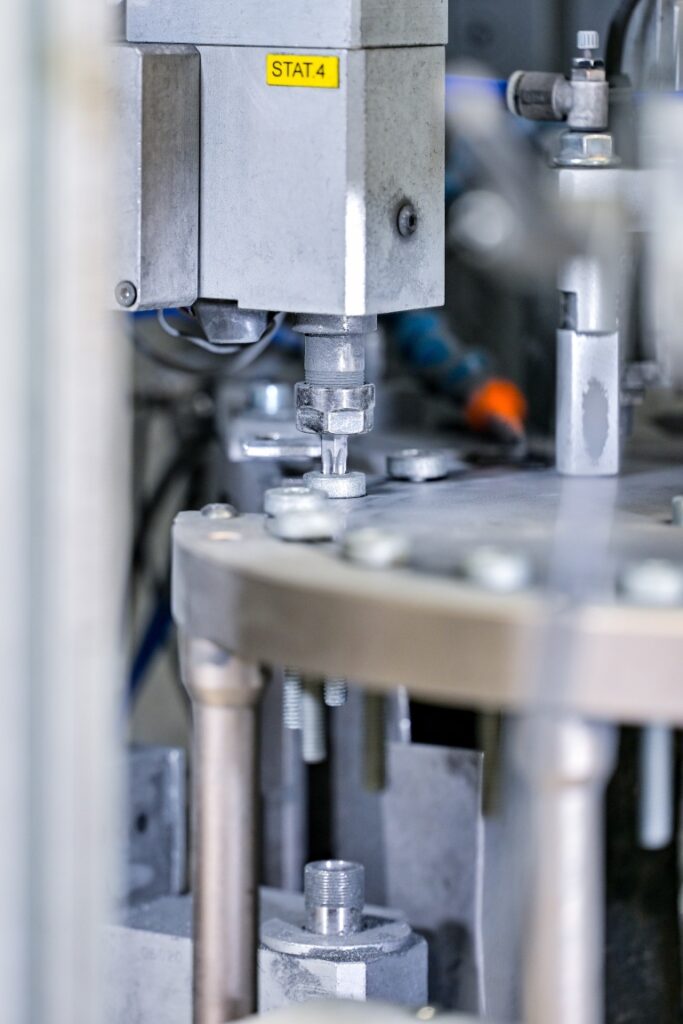 Sortieranlage mit montiertem Metallbauteil
