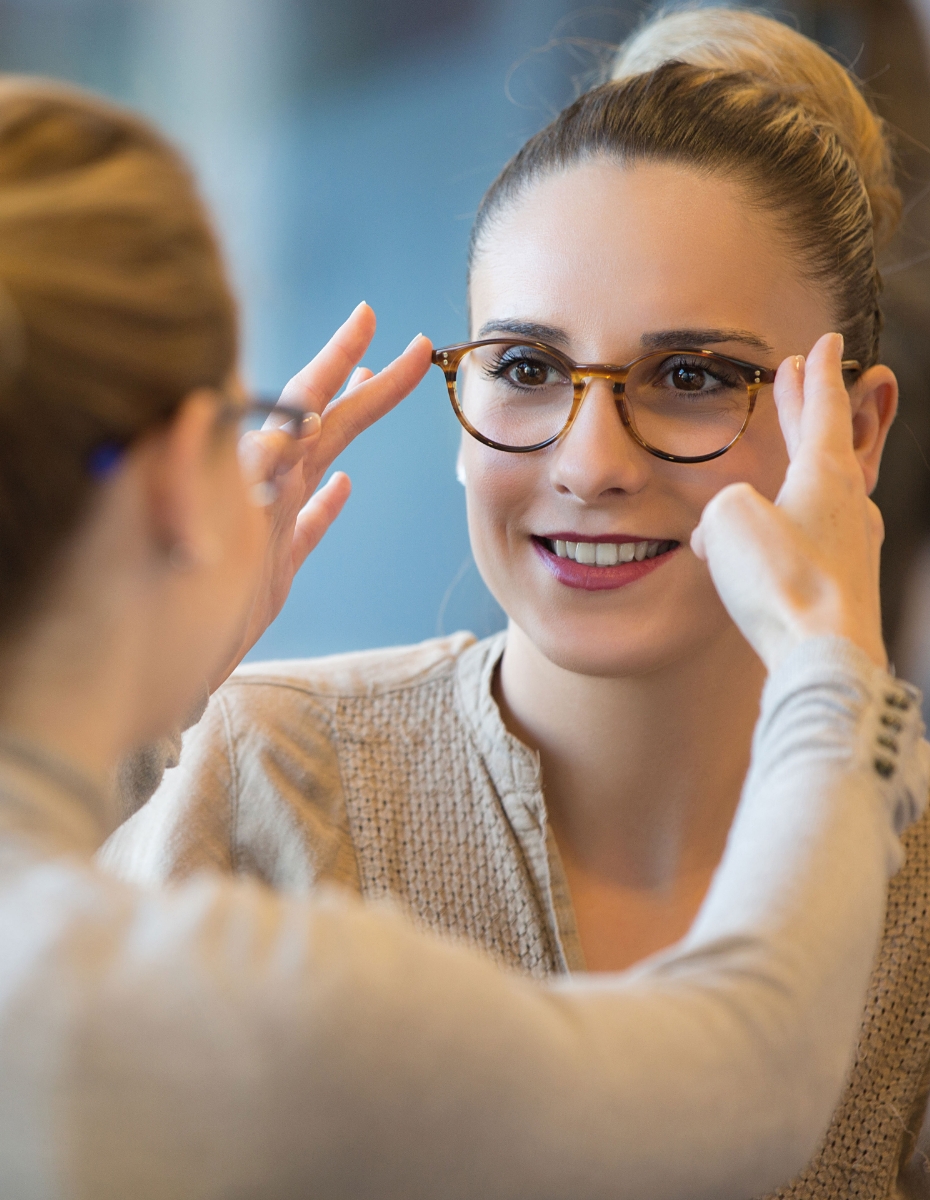 Anpassung einer Brille bei einer Kundin