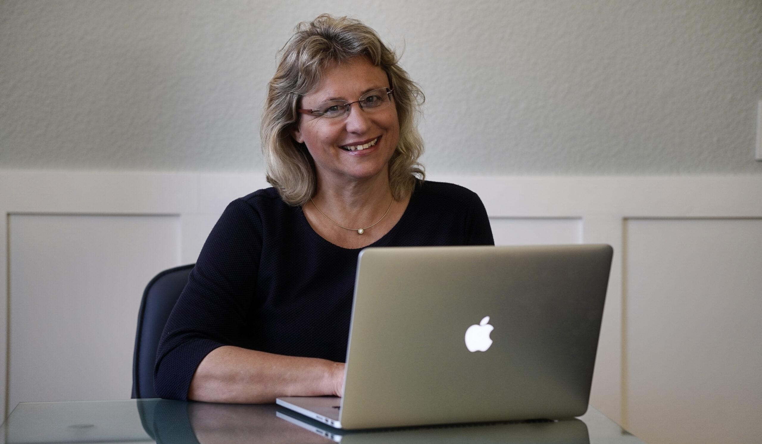 Jutta Hix, Inhaberin und Herausgeberin
