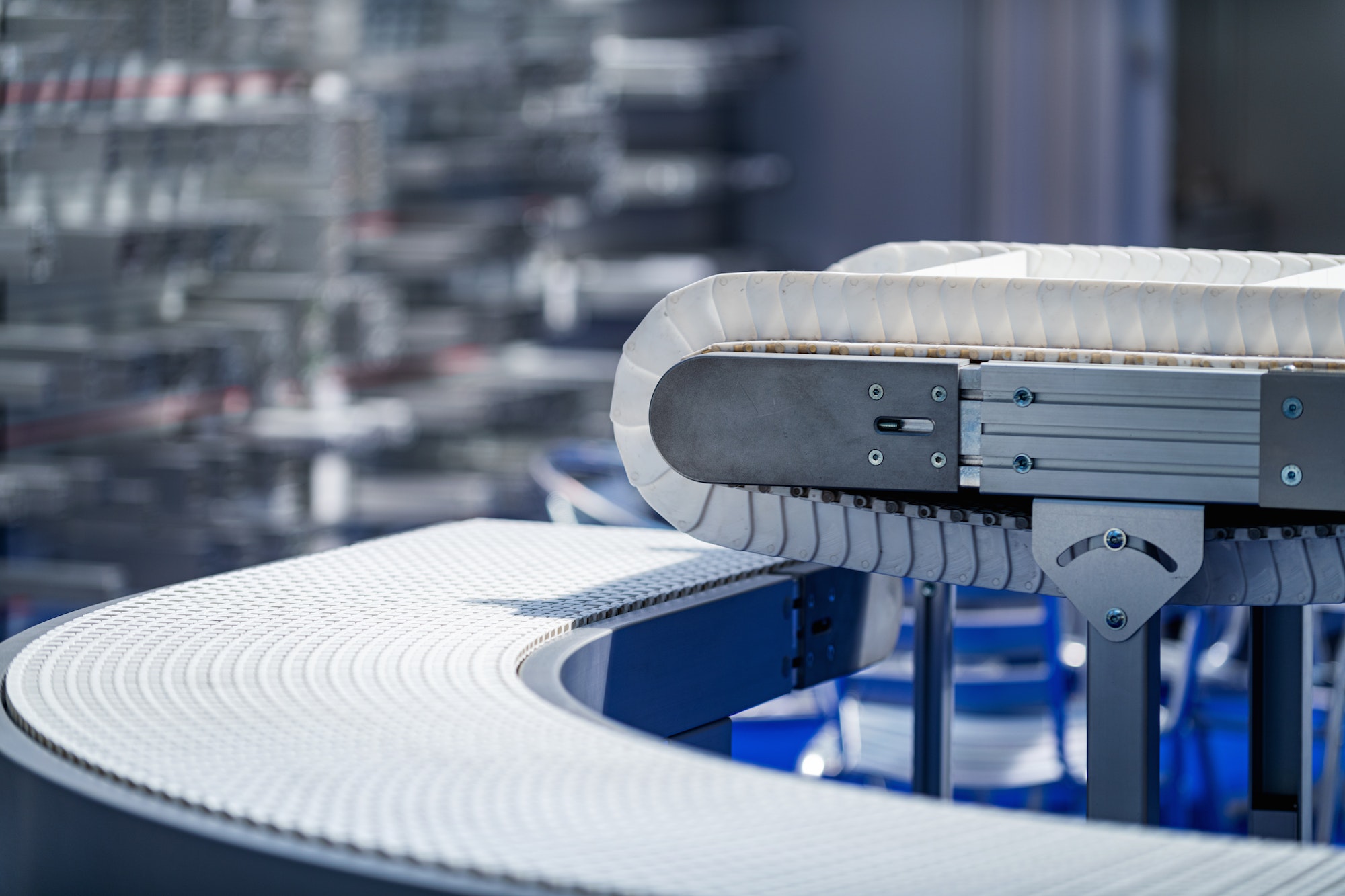 Ketten- und Riemenführungen in der Fördertechnik