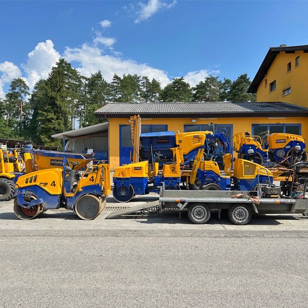 Fahrzeug und Team der MÄHR BAU GmbH