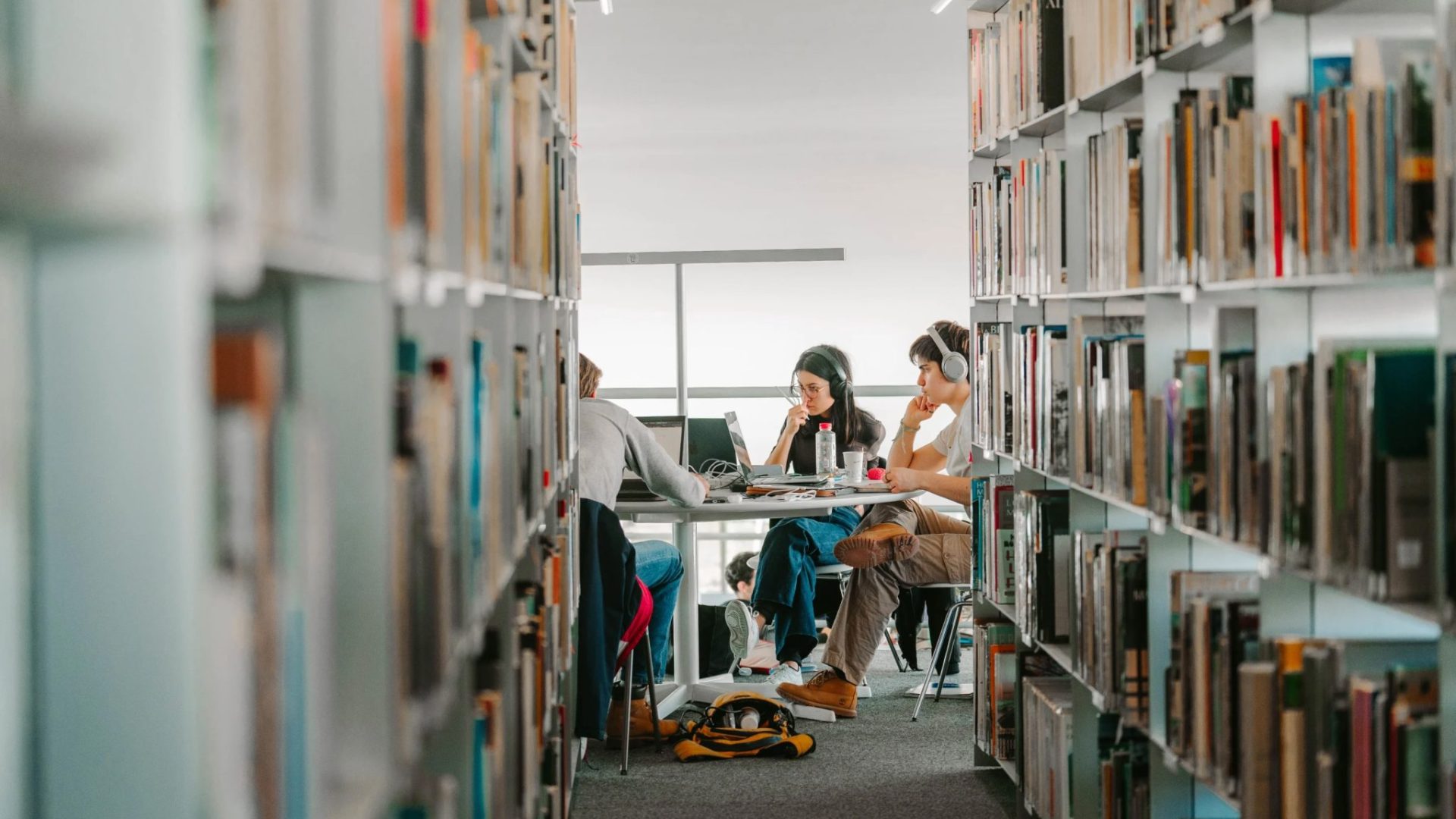 Studierende auf dem EPFL-Campus