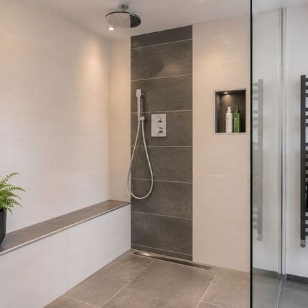 Bodengleiche Dusche mit Regendusche und Sitzbank