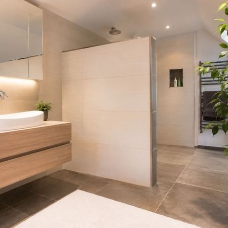 Modernisiertes Badezimmer mit Waschtisch und begehbarer Dusche