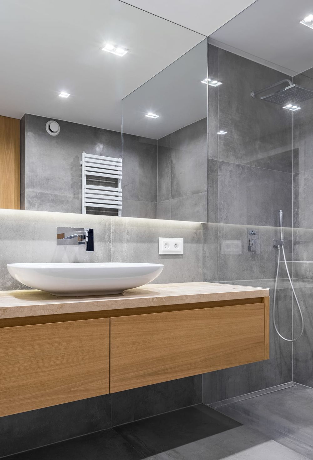 Modernisiertes Badezimmer mit bodengleicher Dusche