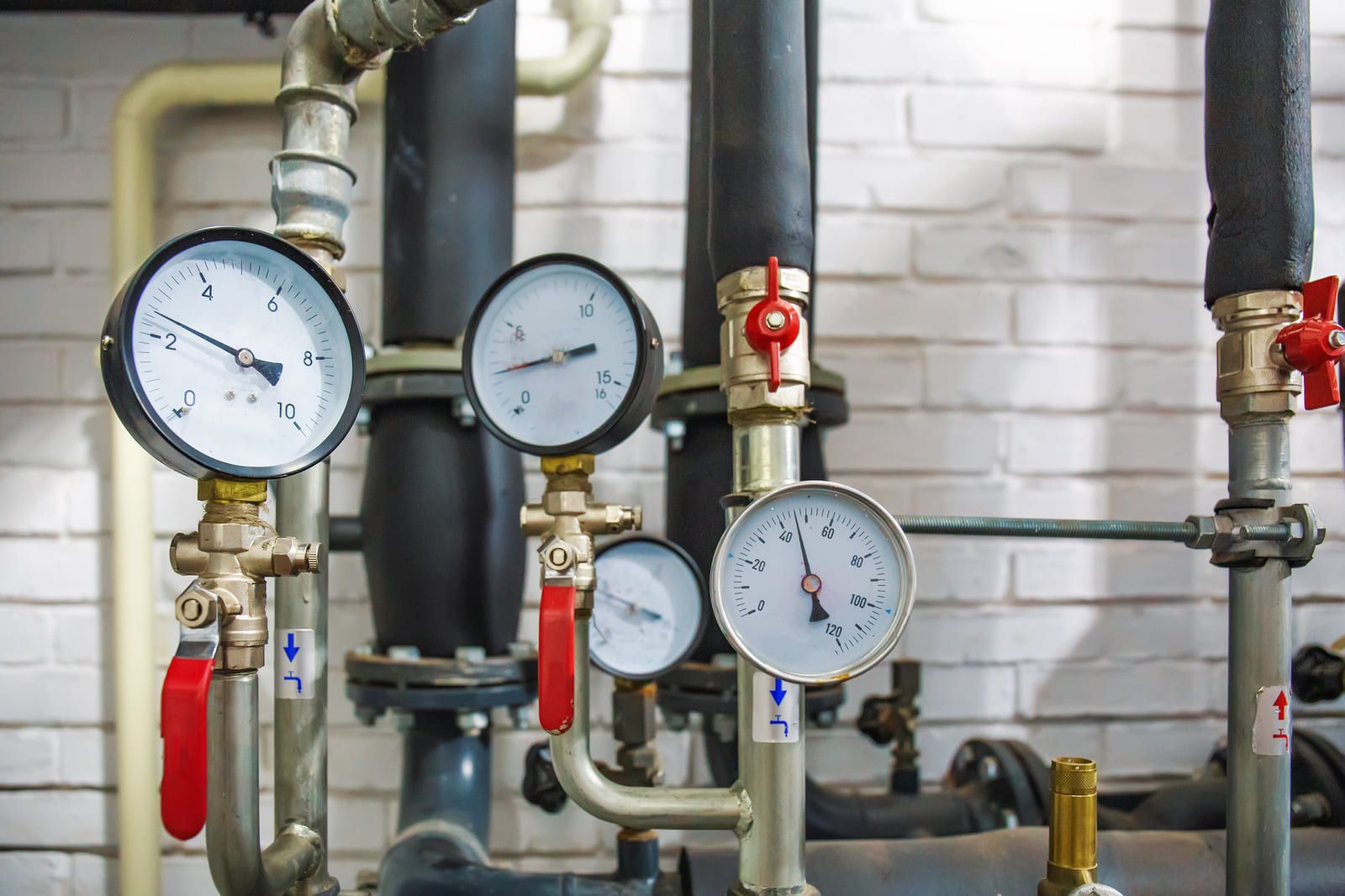 Druck- und Temperaturkontrolle der Heizungsanlage