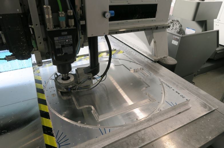 Platten-Fräsmaschine in der hauseigenen Fräserei