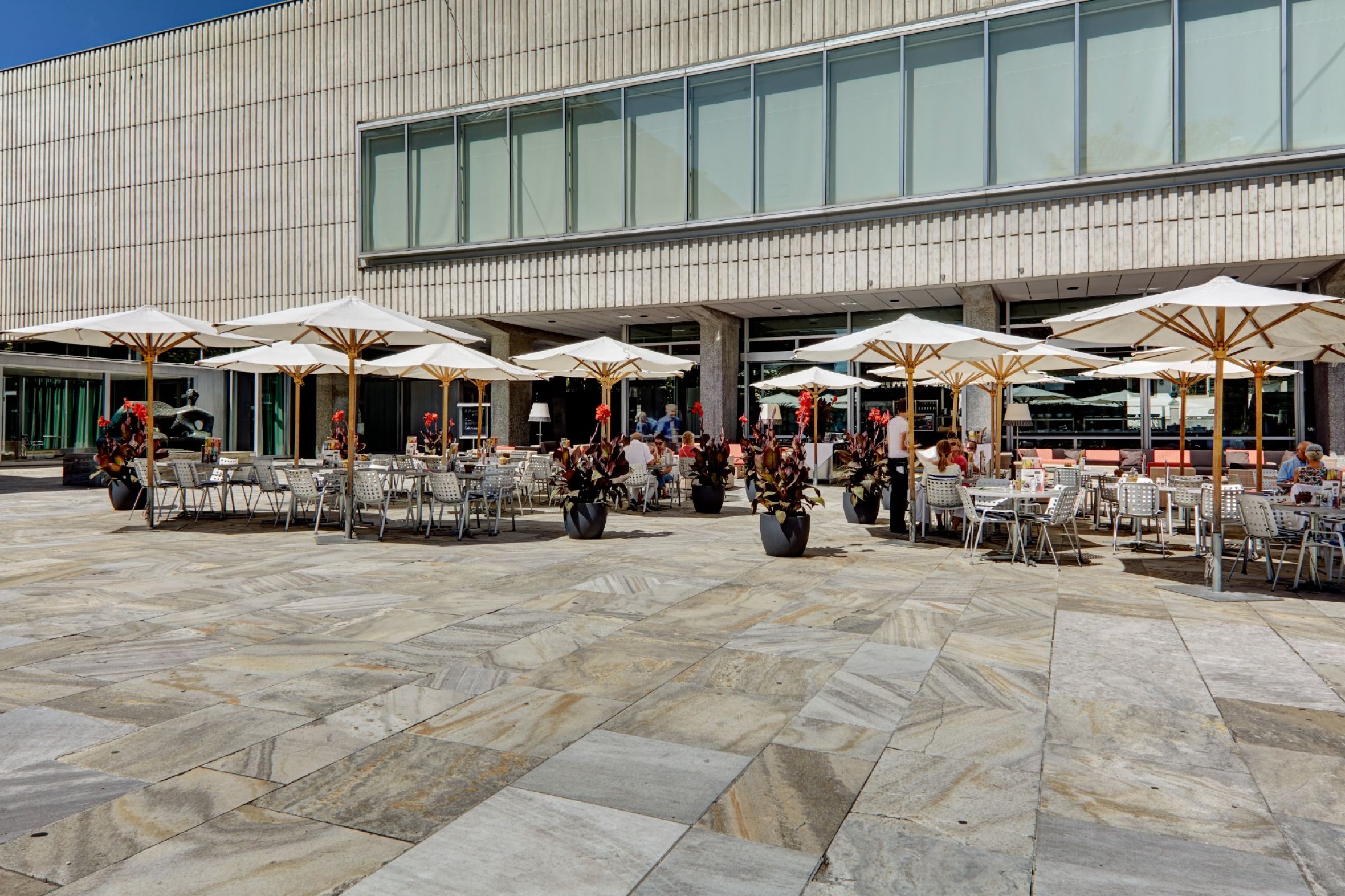 Kunsthausrestaurant Zürich mit Ombrelloni