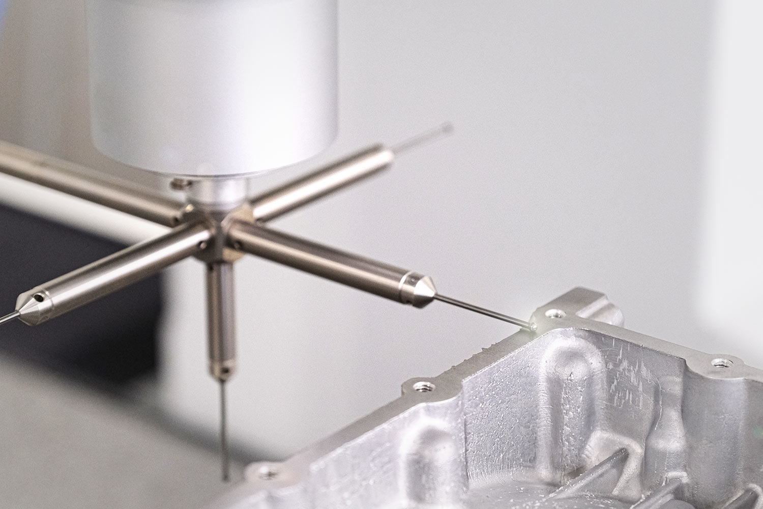 Präzisionsmessung eines Aluminiumbauteils mit Koordinatenmessgerät