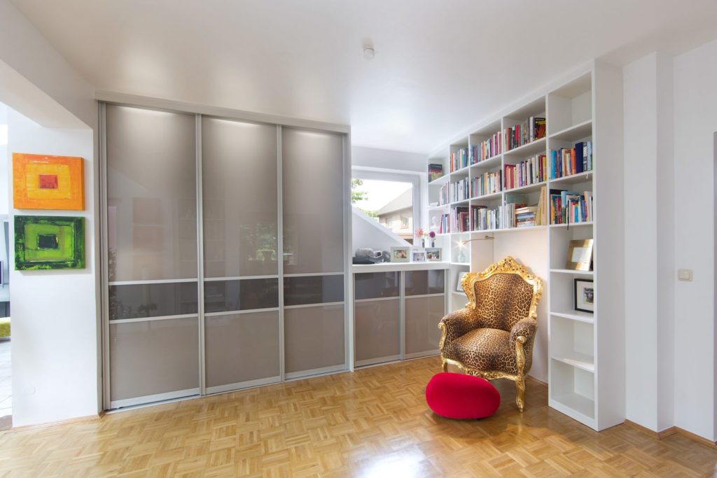 Beleuchtete Front Schiebetürenschrank