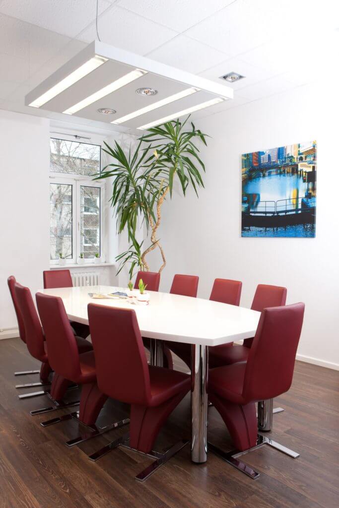 Konferenztisch und -stühle