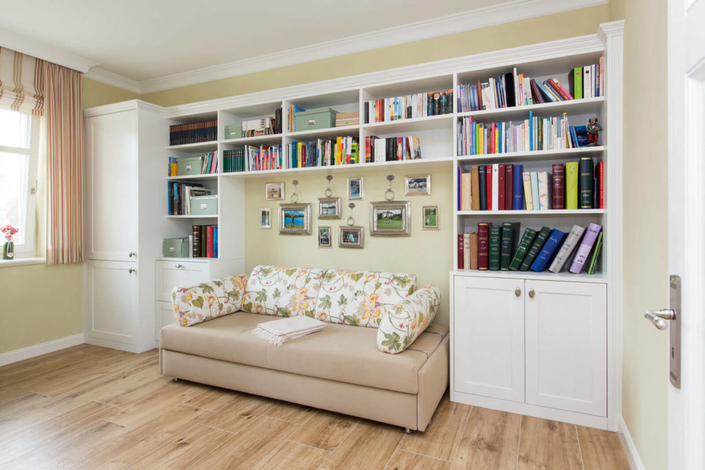 Bücherregal