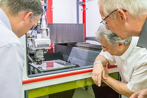 Wasserstrahlgeführte Laseranlage für Keramikbearbeitung