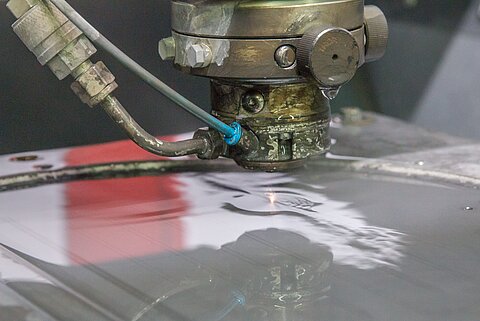 Wasserstrahlgeführte Laseranlage für Keramikbearbeitung