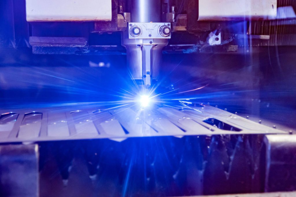 Laserschneidkopf über einer Blechtafel beim Schneiden