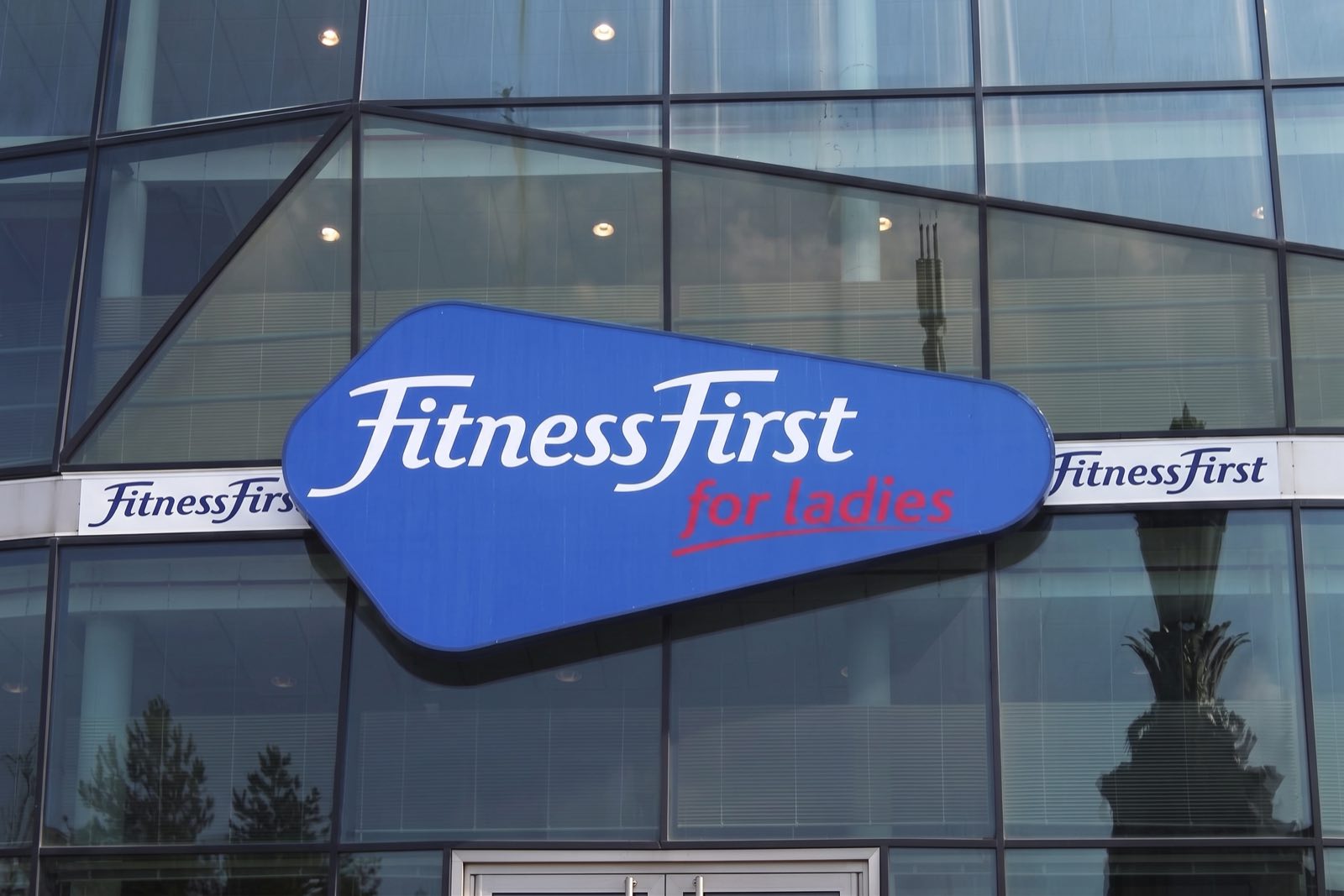 Leuchttransparent Fitness First