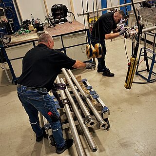 Mitarbeiter in der Produktionshalle für Hydraulikrohre