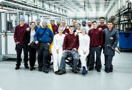 Mitarbeitende in der Produktionshalle