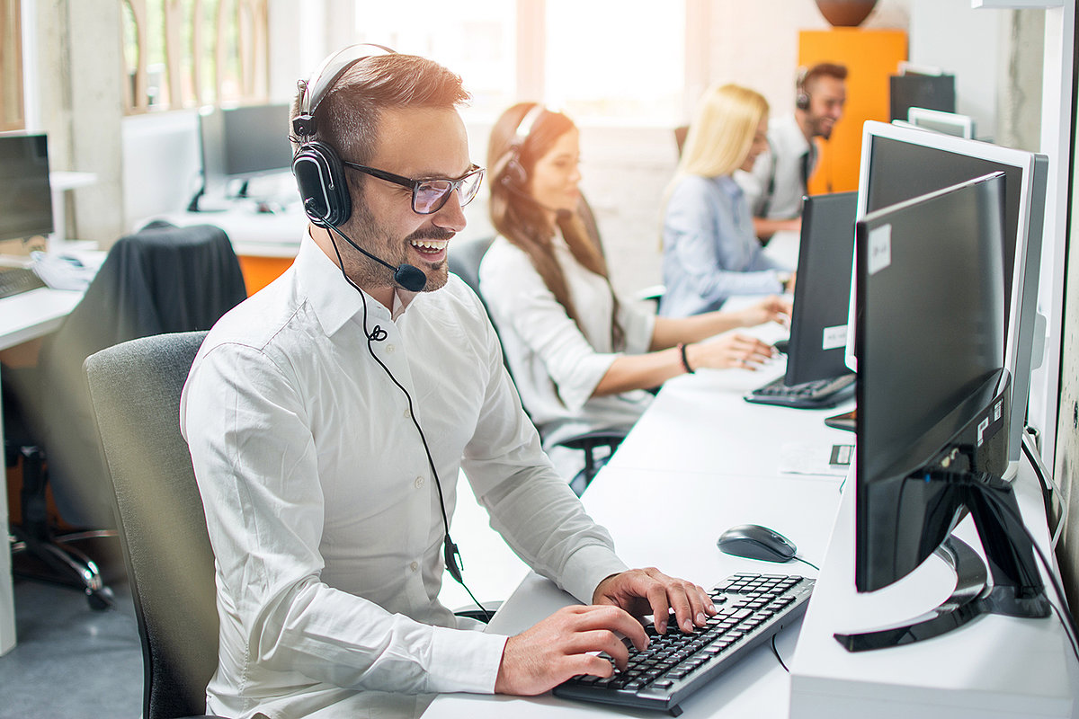 Supportmitarbeiter berät einen Kunden telefonisch