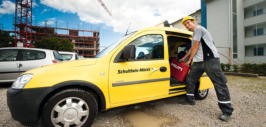 Montagefahrzeug auf der Baustelle