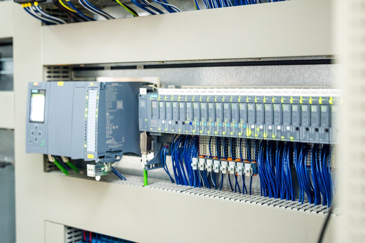 Automatisierung: Steuerungssoftware vor dem Schaltschrank