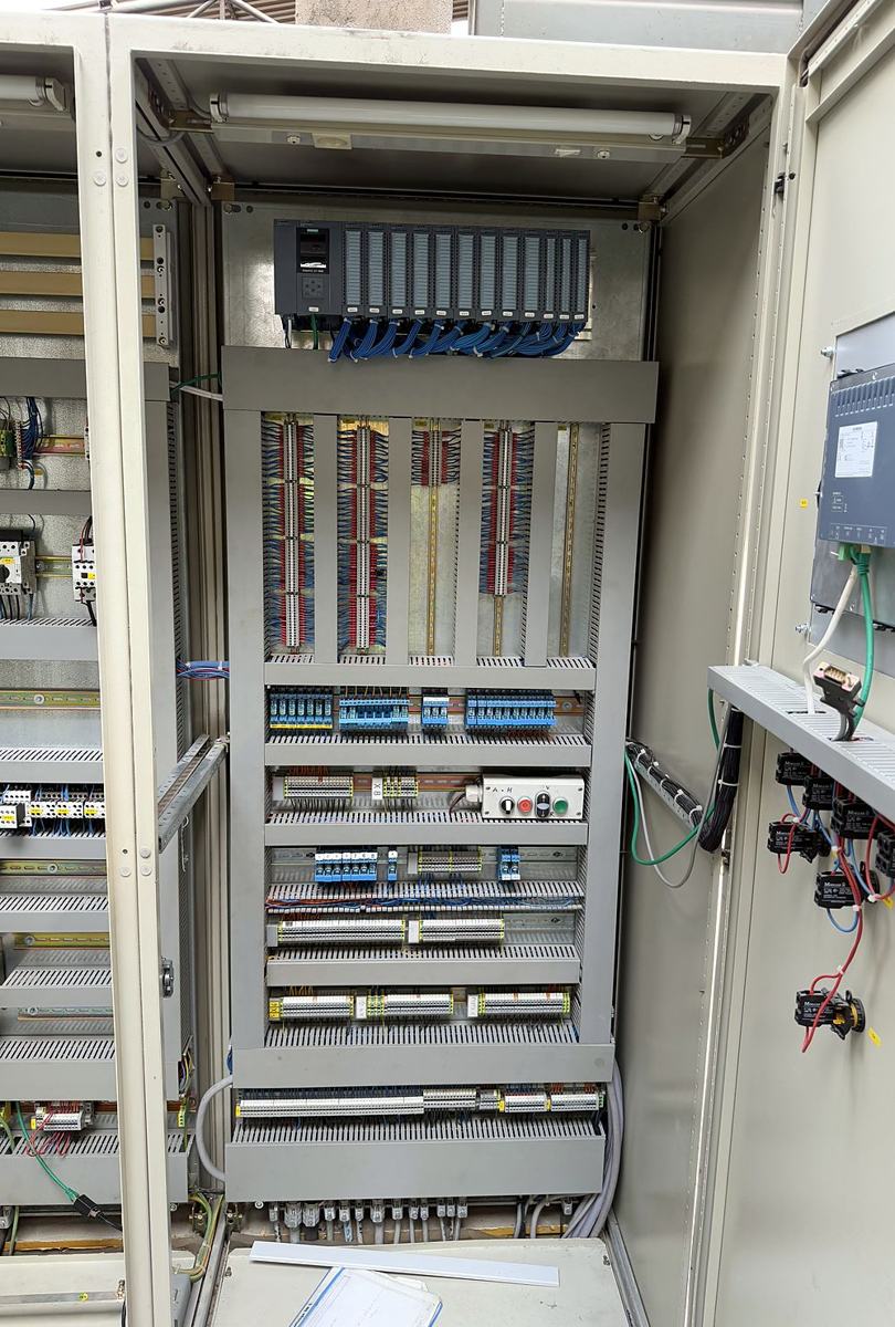 Schaltschrank mit Siemens S7-1500 nach Retrofit