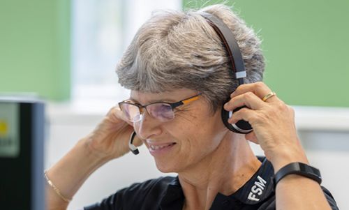 Mitarbeiterin in der technischen Arbeitsumgebung