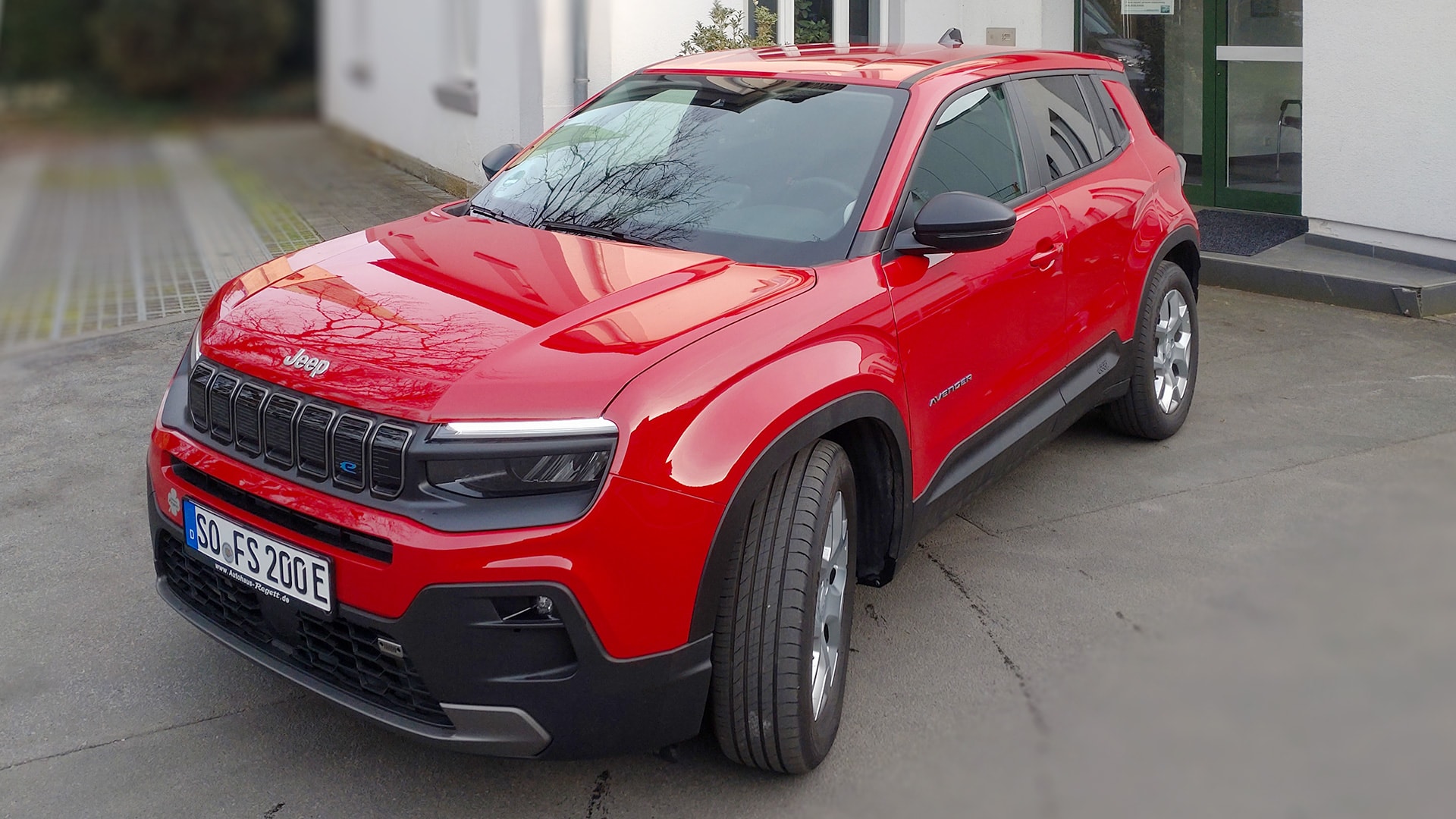 Vollelektrischer Jeep Avenger für den Werksverkehr zwischen Ostinghausen und